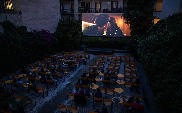 Αποθέωση των θερινών σινεμά από την Washington Post: «Μαγεία κάτω από το φεγγάρι στην Ελλάδα»