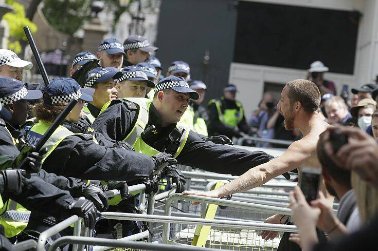 Ακροδεξιοί συγκρούστηκαν με διαδηλωτές κατά του ρατσισμού στο Λονδίνο