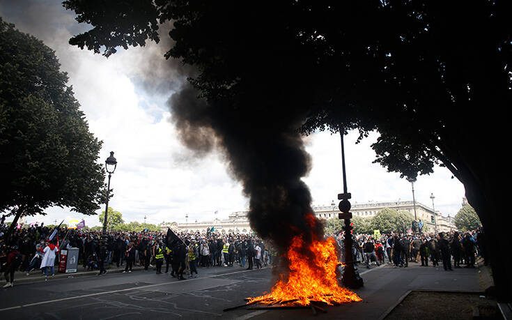 Φωτιές και δακρυγόνα στο Παρίσι: Εικόνες από την ένταση στη διαμαρτυρία νοσηλευτών και φροντιστών