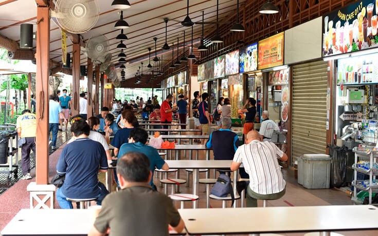 Ελεύθεροι οι Σιγκαπουριανοί «γέμισαν» τα εστιατόρια για να βρεθούν με τους συντρόφους και τους φίλους τους μετά τη χαλάρωση των μέτρων