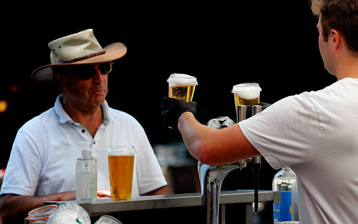 Βρετανία: «Φακέλωμα» στα μπαρ για όσους θέλουν να πιουν μπύρα