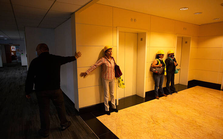 Ισχυρός σεισμός στο Μεξικό: Εικόνες με τους ανθρώπους στους δρόμους αλλά και με… απόσταση