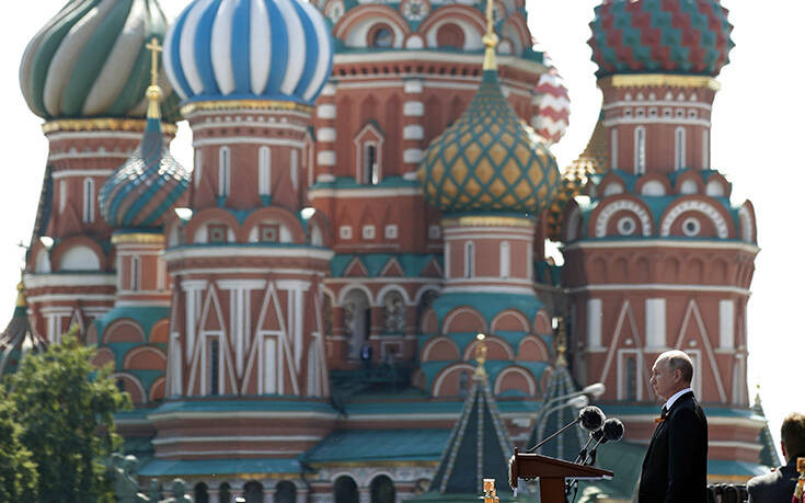 Εντυπωσιακές εικόνες από τη παρέλαση στη Μόσχα για την 75η επέτειο της νίκης επί των Ναζί υπό το βλέμμα Πούτιν