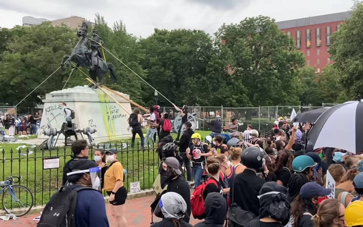 ΗΠΑ: Διαδηλωτές προσπάθησαν να ρίξουν το άγαλμα του Άντριου Τζάκσον
