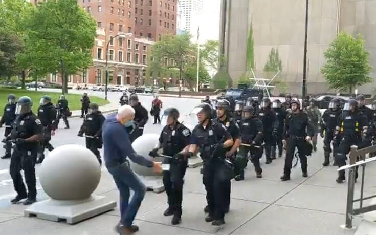 ΗΠΑ: Ποινική έρευνα σε βάρος των 2 αστυνομικών που έσπρωξαν 75χρονο διαδηλωτή