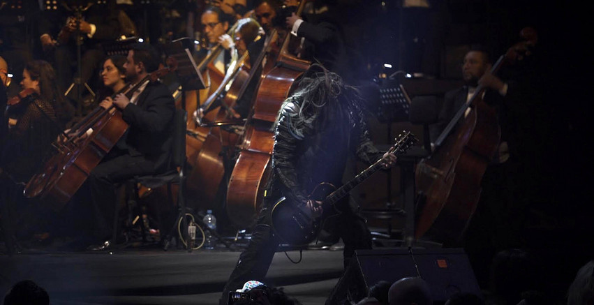 Το ελληνικό metal συγκρότημα που έδωσε συναυλία μαζί με συμφωνική ορχήστρα 100 μουσικών μπροστά σε χιλιάδες κόσμο