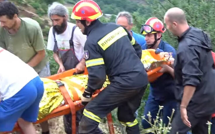 Παραλίγο τραγωδία στα Τρίκαλα: Καρέ καρέ η διάσωση άνδρα που έπεσε σε πλαγιά 30 μέτρων
