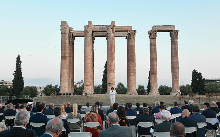 Λαμπρή εκδήλωση με φόντο τον Ναό του Ολυμπίου Διός για την ελληνική προεδρία του Συμβουλίου της Ευρώπης