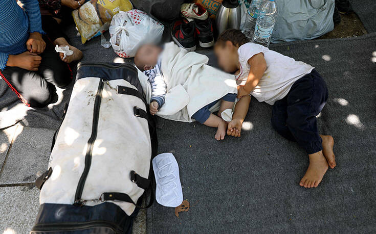 Ξηλώθηκαν τα παγκάκια από την Πλατεία Βικτωρίας: Στο έδαφος κοιμούνται οικογένειες προσφύγων με μικρά παιδιά