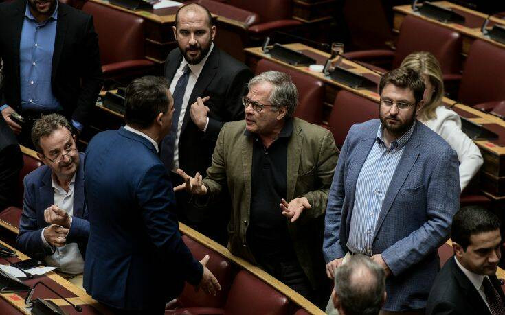 Απολογήθηκε για την απρεπή του χειρονομία ο βουλευτής του ΣΥΡΙΖΑ, Κώστας Μάρκου