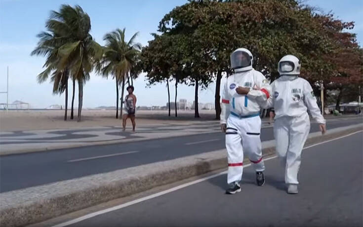 Βραζιλιάνοι με φαντασία, ντύθηκαν αστροναύτες για να προστατευτούν από τον κορονοϊό