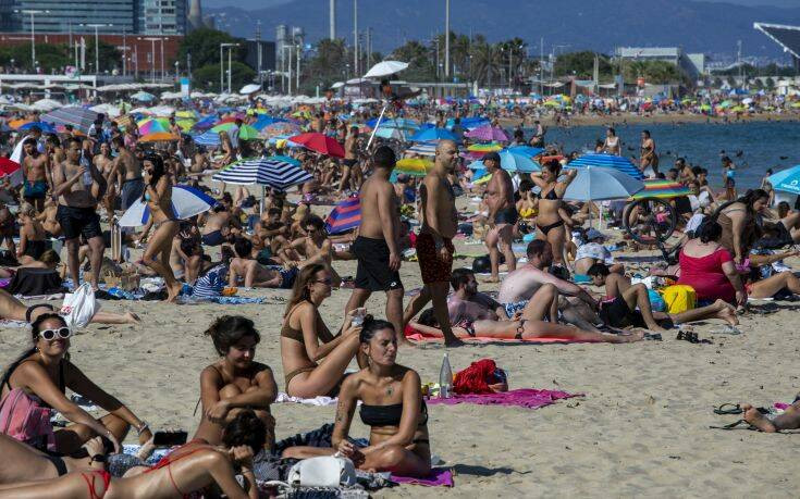 Οι Ισπανοί κατέκλυσαν τις παραλίες της Βαρκελώνης