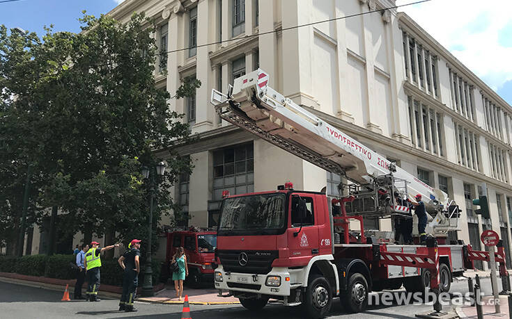 Υλικά έπεσαν από κτήριο στο κέντρο της Αθήνας – Κλειστή η οδός Αρσάκη
