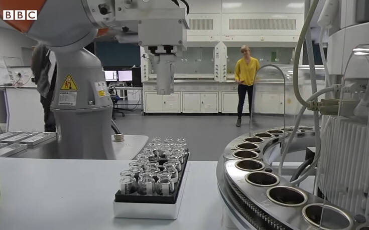 Ρομπότ-«χημικός» κάνει μόνος του πειράματα στο εργαστήριο για ώρες