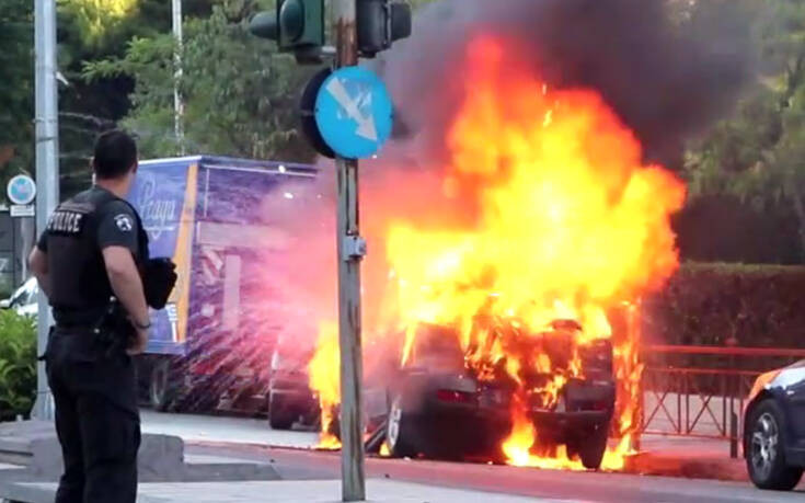 Η στιγμή που αυτοκίνητο καίγεται στη Γαλατσίου &#8211; Η φωτιά απλωνόταν ενώ ακούγονταν μικρές εκρήξεις