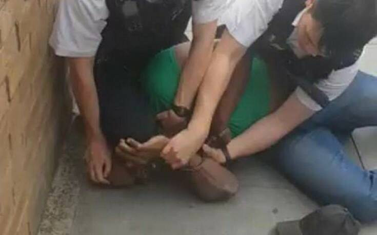 Βρετανός αστυνομικός γονάτισε στο λαιμό μαύρου υπόπτου
