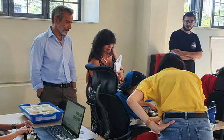 Μαθήματα ρομποτικής παρακολούθησε ο δήμαρχος Θεσσαλονίκης Κωνσταντίνος Ζέρβας