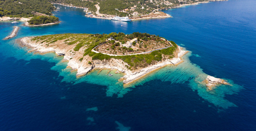 Το πανέμορφο μικρό νησί με την πλούσια ιστορία