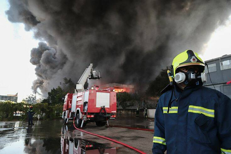 Σταθμό μέτρησης ρύπων ζητά ο Δήμος Μεταμόρφωσης μετά τη φωτιά στο εργοστάσιο πλαστικών