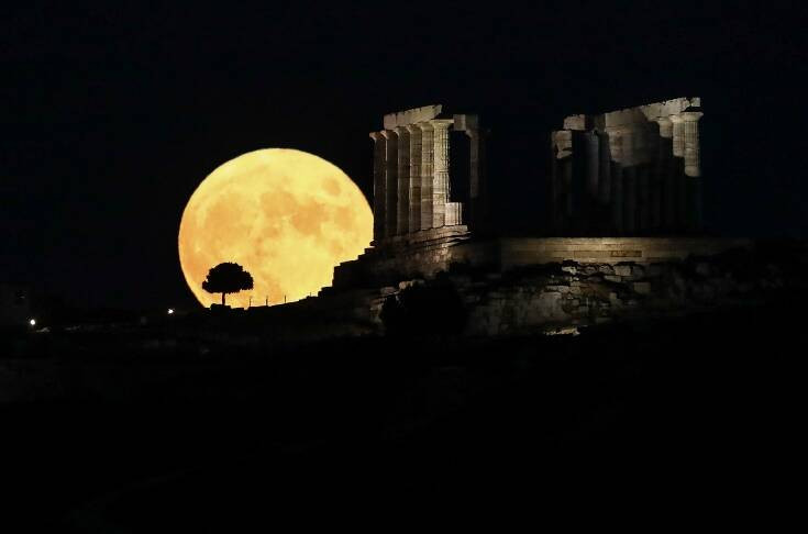 Μαγεία η Αυγουστιάτικη Πανσέληνος: Φωτογραφίες από την ομορφότερη Σελήνη του έτους