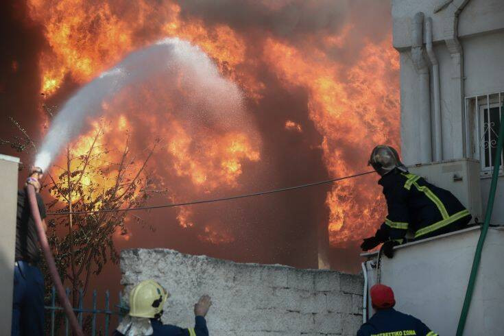 «Σαφείς απαντήσεις» ζητά το ΚΚΕ για την πυρκαγιά σε εργοστάσιο της Μεταμόρφωσης