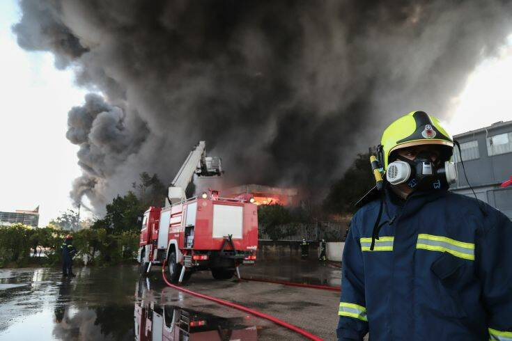 Δύο ελικόπτερα επιχειρούν στη μεγάλη φωτιά σε εργοστάσιο πλαστικών στη Μεταμόρφωση