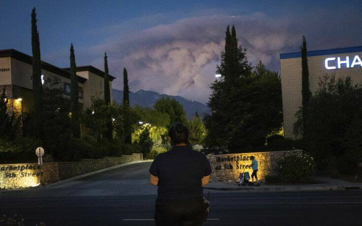 Σχεδόν 8.000 άνθρωποι εγκατέλειψαν τα σπίτια τους στη νότια Καλιφόρνια λόγω πυρκαγιάς