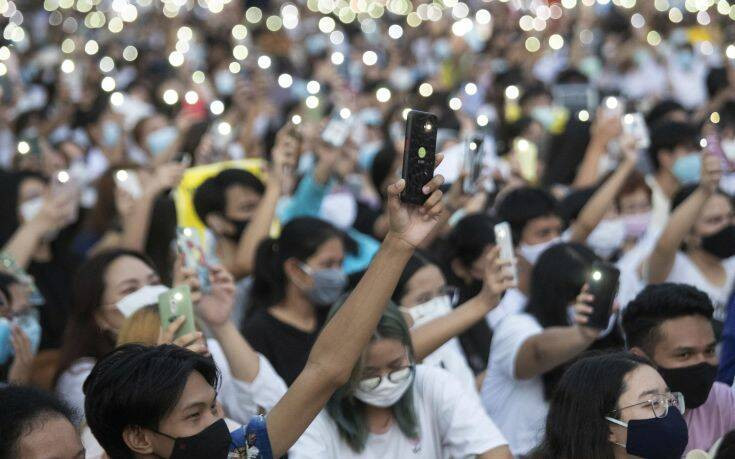 Διαδηλώσεις στην Ταϊλάνδη κατά του βασιλιά που… δεν είναι ποτέ εκεί