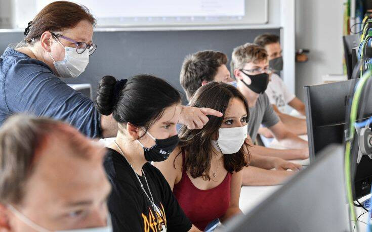 Οι παιδίατροι στη Γερμανία ζητούν από τους εκπαιδευτικούς να φορούν μάσκα στην τάξη