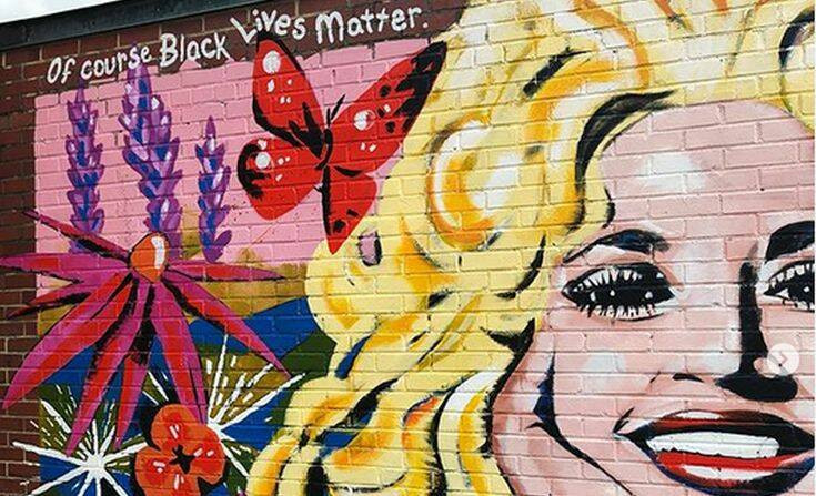 Το εντυπωσιακό αντιρατσιστικό γκράφιτι με την Ντόλι Πάρτον στο Νάσβιλ