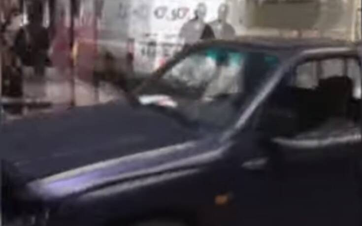 Αυτοκίνητο χωρίς&#8230; οδηγό παρέσυρε τραπέζια και καρέκλες σε πεζόδρομο της Καβάλας: Λύθηκε το χειρόφρενο και έτρεχαν να το σταματήσουν