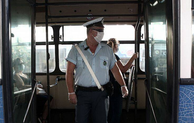 Αστυνομικοί πέρασαν χειροπέδες σε 17χρονο που δε φορούσε μάσκα σε λεωφορείο