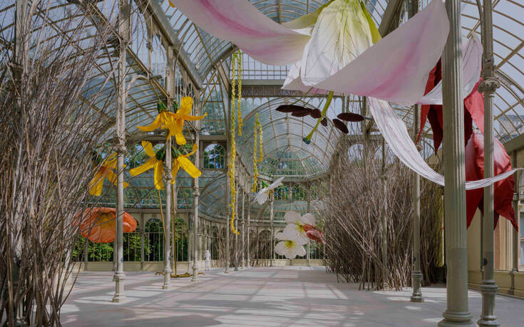Το Palacio de Cristal στη Μαδρίτη έγινε γιγαντιαία φωλιά με λουλούδια