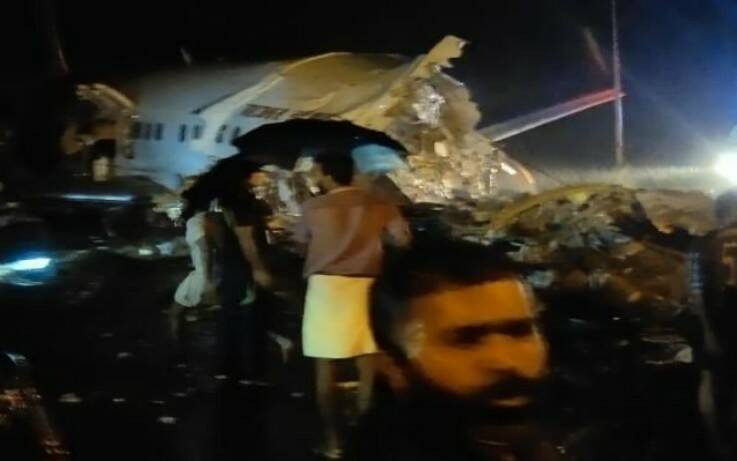 Αεροπορικό δυστύχημα στην Ινδία: Συγκλονίζουν οι πρώτες εικόνες