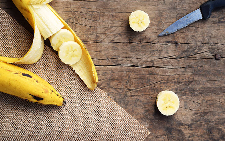 O αδιανόητα γρήγορος τρόπος να κόβεις την μπανάνα