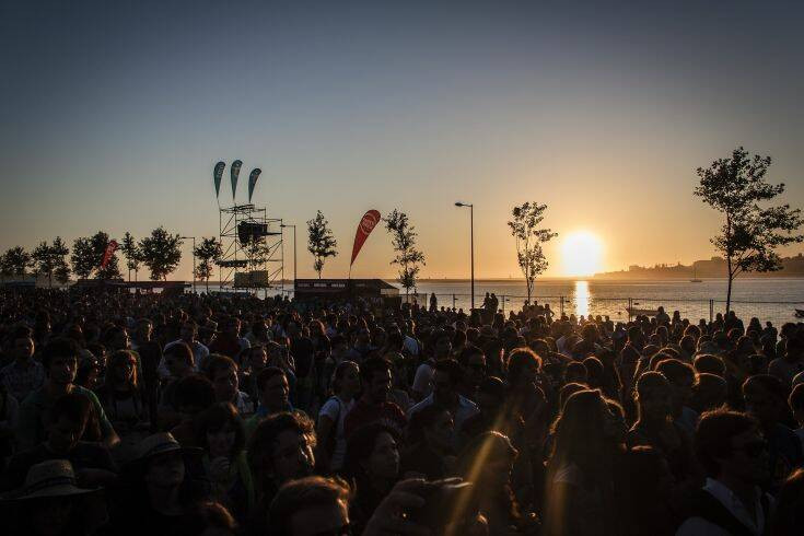 Συναυλία σε παραλία στη Χαλκιδική εξετάζεται ως εστία διασποράς του κορονοϊού – Φέρεται να συμμετείχαν 2.000 άτομα