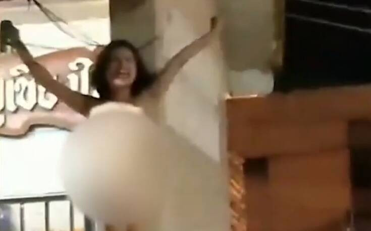 Μεθυσμένη γυμνή τουρίστρια ανέβηκε σε βουδιστικό ιερό και έβριζε τους πάντες