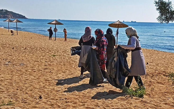 Πρόσφυγες καθάρισαν την παραλία στην Καβάλα όπου έκαναν μπάνιο το καλοκαίρι