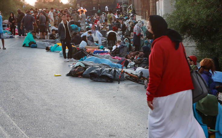 Στον δρόμο πέρασαν τη νύχτα οι μετανάστες της Μόριας &#8211; Μεγάλη καταστροφή στο ΚΥΤ