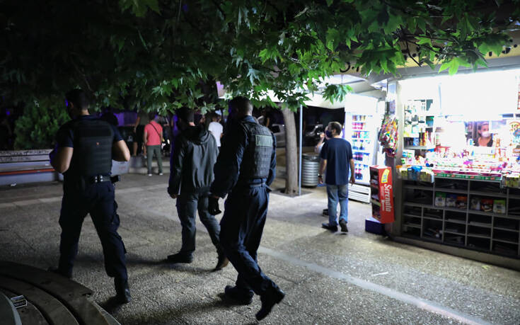 Αστυνομικοί έλεγχοι στην πλατεία Βαρνάβα για την αποφυγή «κορονοπάρτι»