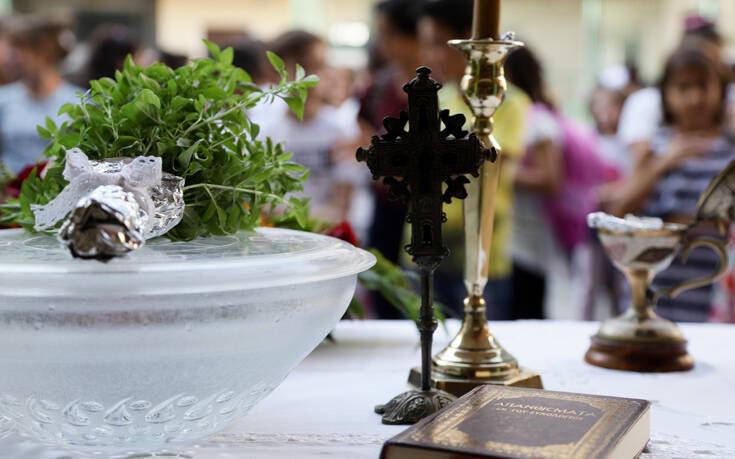 Ιερέας στην Κοζάνη: Ο κορονοϊός δεν κολλάει αν φιλήσεις τον σταυρό