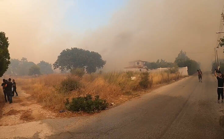 Ανεξέλεγκτη η φωτιά σε Ανάβυσσο &#8211; Κερατέα: Καίγονται σπίτια &#8211; Δείτε εικόνες και βίντεο από την περιοχή