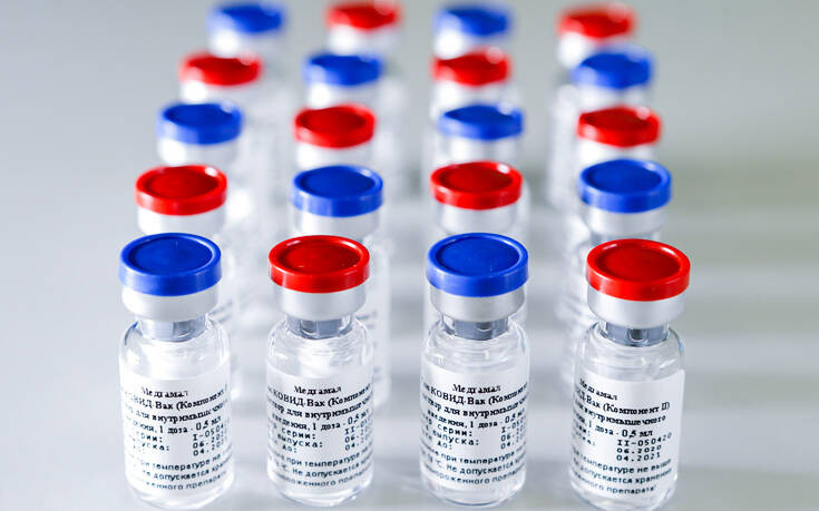 Ηλίας Μόσιαλος για εμβόλιο: Οι διακοπές στις κλινικές δοκιμές δεν είναι ασυνήθιστες