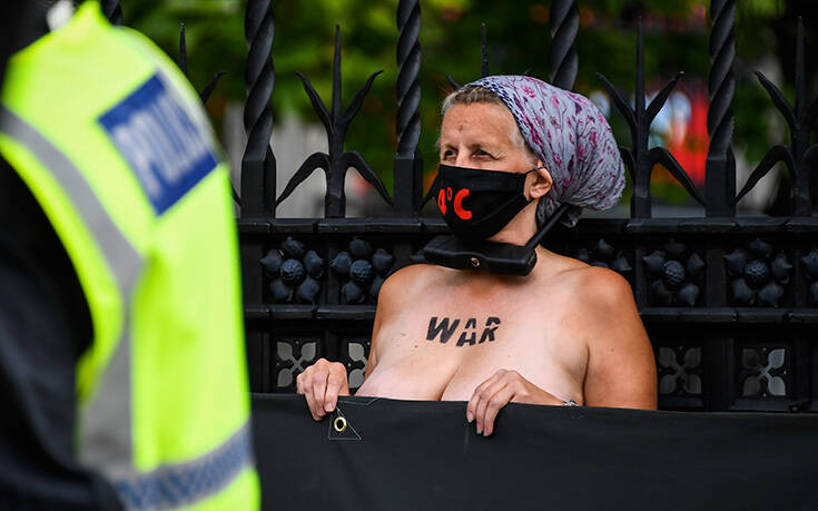 Γυμνόστηθες ακτιβίστριες για το κλίμα αλυσοδέθηκαν έξω από το βρετανικό Κοινοβούλιο