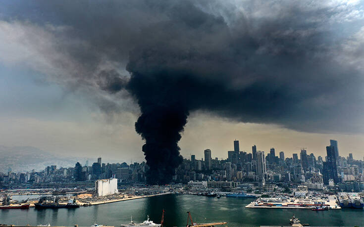 Φωτιά στο λιμάνι της Βηρυτού: Οι αποκαλυπτικές εικόνες που ξύπνησαν «μαύρες» αναμνήσεις