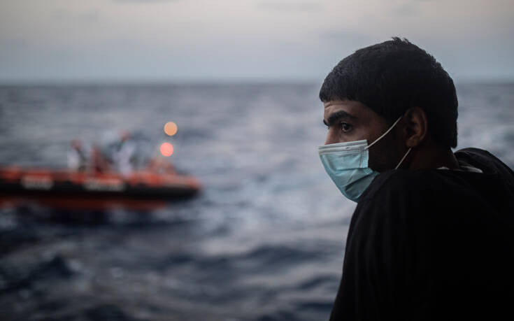 Κομισιόν: Προσπαθούμε να ξεκινήσουν ξανά οι επιστροφές μεταναστών από τα ελληνικά νησιά προς την Τουρκία