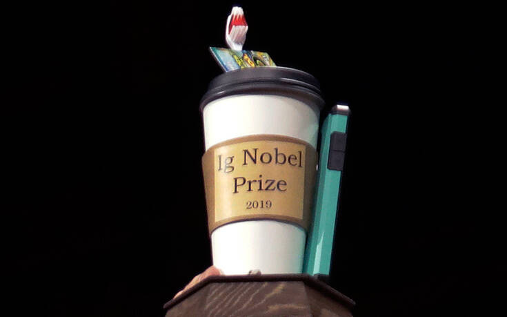 Βραβεία Ig: «Νόμπελ» στον επιστήμονα που έφτιαξε μαχαίρι από τα παγωμένα κόπρανά του