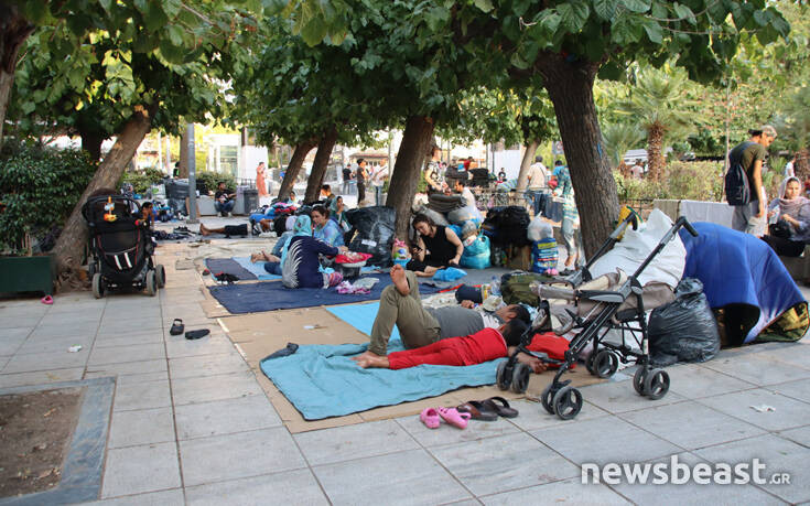 Η πλατεία Βικτωρίας γέμισε ξανά με πρόσφυγες που ψάχνουν καταφύγιο