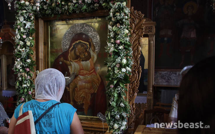 Κοσμοσυρροή σε εκκλησία στο Βύρωνα: Για εικόνα της Παναγίας που δάκρυσε μιλούν οι πιστοί