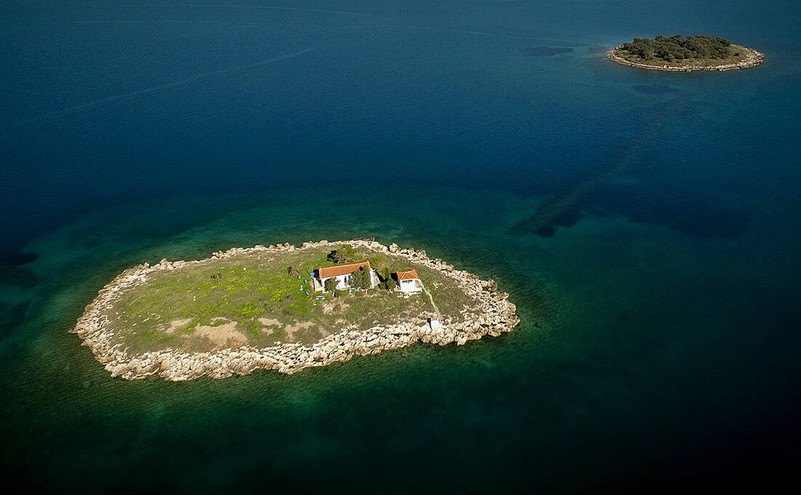 Το λιλιπούτειο νησί στον κόλπο της Ιτέας